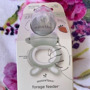 Moss & Fawn Forage Feeder in “fern” 4+ months